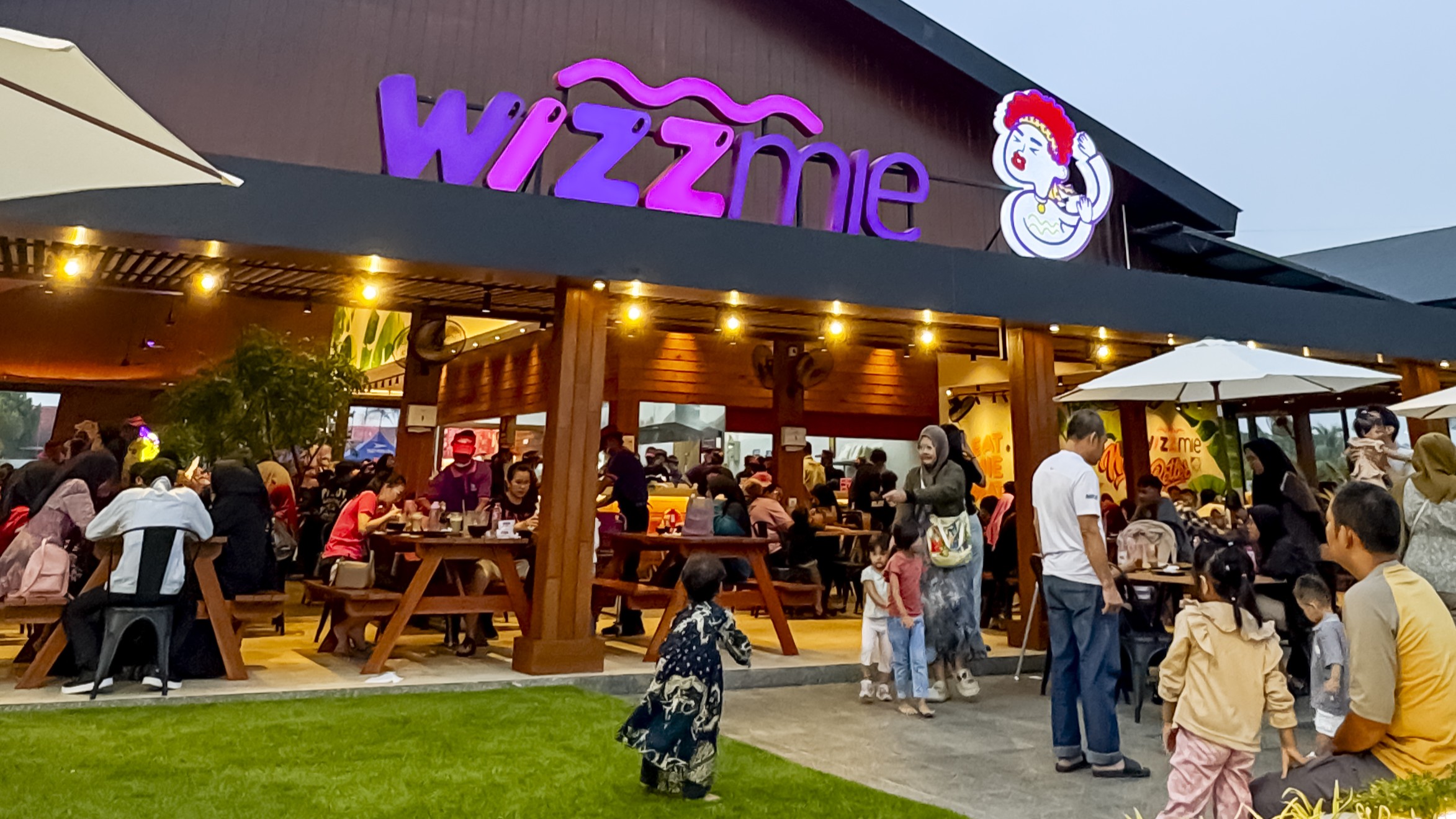 Pengunjung Wizzmie Bekasi